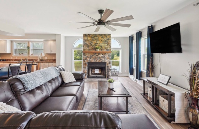 'Heaven on the Hill' Retreat w/ Deck + Gas Grill!