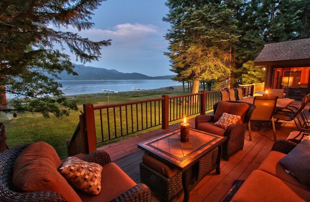 Der Himmel auf der Lake Almanor Halbinsel !! Neues Trex Deck!
