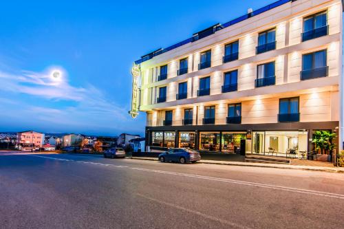 Heaven Premium Hotel Restaurant & Airport Shuttle