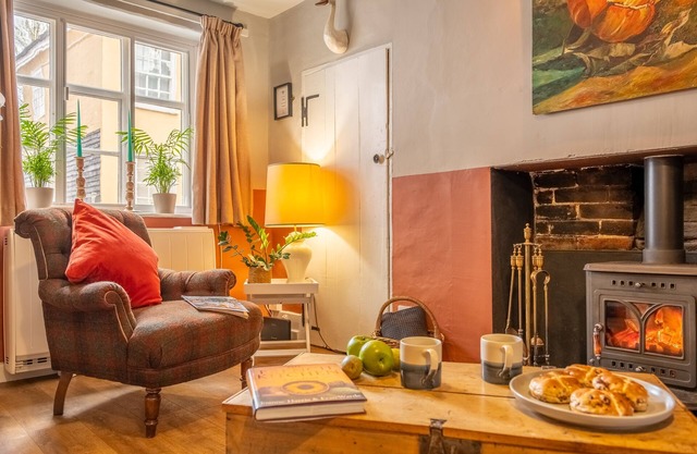 Heavenly 16th century cottage in pretty rural village with great amenities - Swan's Nest
