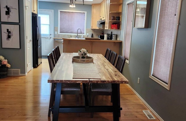 Spacious 5-bedroom house in awesome Airdrie with WiFi. Close toAB attraction