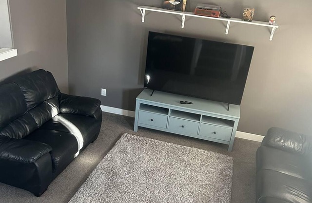 Heavenly Haven in the heart of Regina. Near the airport, and trendy shopping.