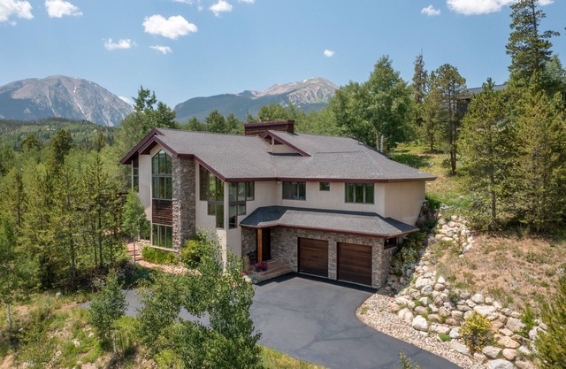 Heavenly Ski Haven w/ a hot tub! Ready for outdoor fun and winter adventures!