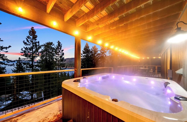 Heavenly lakeview home with hot tub and large kitchen Luxe42