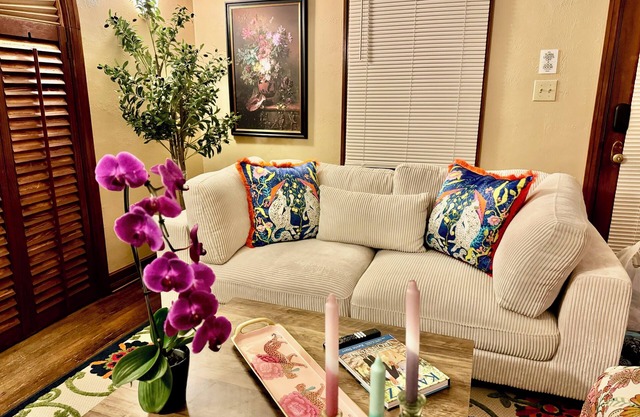 Heavenly Stay! Charming 3-bedroom house in heart of Merced with WiFi and AC
