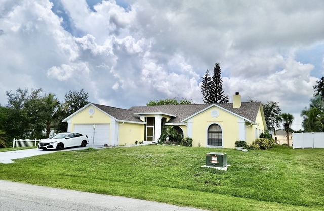 Heavenly Sunshine Hideaway- Spacious, Cozy, VERY Clean, and Quiet Community!