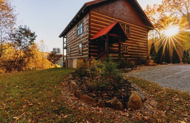Heavens Ridge-3-bedroom Luxury Log Cabin Rental, Mountain Views, 30 Minutes to Great Smokey Mountains, High Speed Internet, 3 Decks, Hot Tub in Nantahala NC