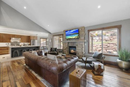 Heber Hideaway Exquisite Home with Hot Tub