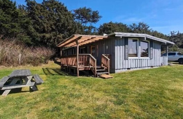 Heceta Beach Bungalow across from Heceta Beach