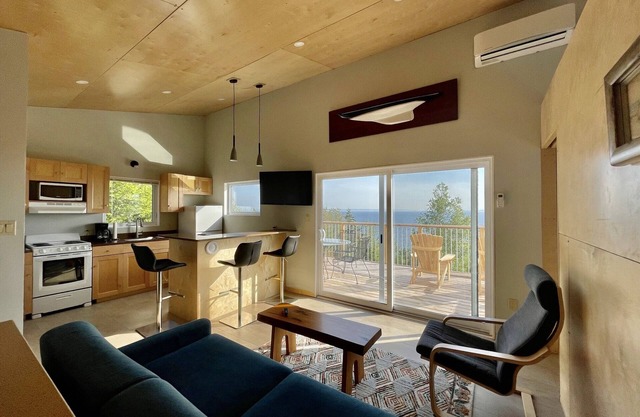 Hector's Point-New Modern 1 bedroom suites in Iona