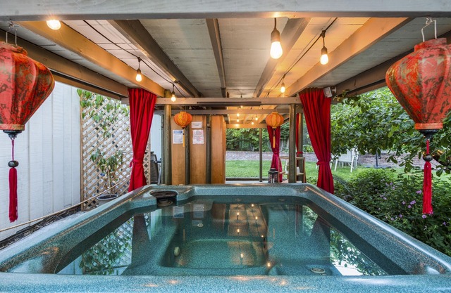 Hedgerow Cottage B & B just steps from Ganges Village waterfront
