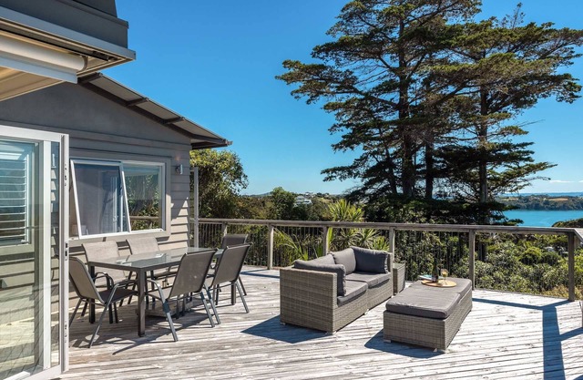 Hekerua Bay Retreat - Stay Waiheke