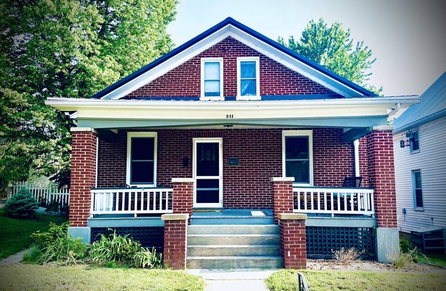 Helen's House-3 bed, 2 bath bungalow 3 blocks from Main Street!!!
