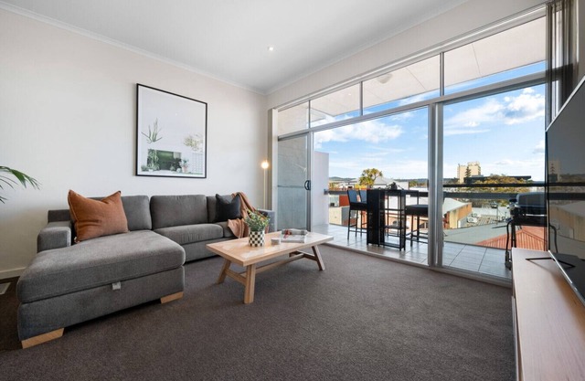 Helena House—A Spacious Urban Retreat