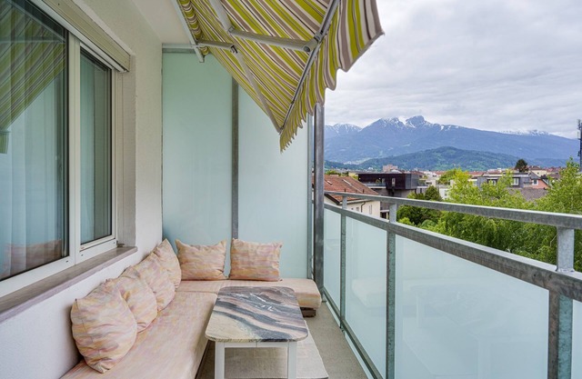 helle, gemütliche Wohnung mit Balkon und moderne Küche