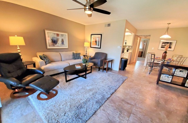 Hello Scottsdale! Heated pool-Walk to Scottsdale Fashion Square!