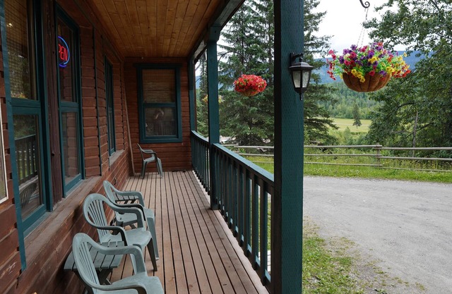 Helmcken Falls Lodge