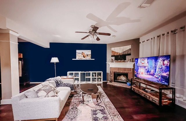 Helotes House welcomes you! Come to a spacious home in the suburbs of the city.