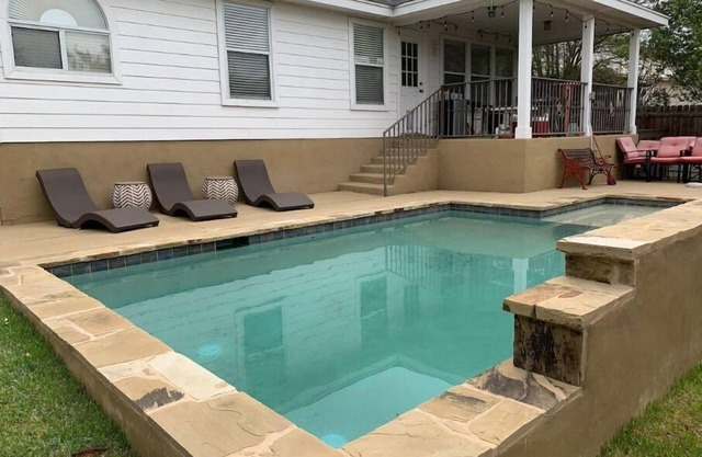 Helotes Pool House Perfect for Entertaining