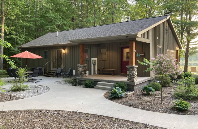 Hemlock Cottage on beautiful Pikes Lake