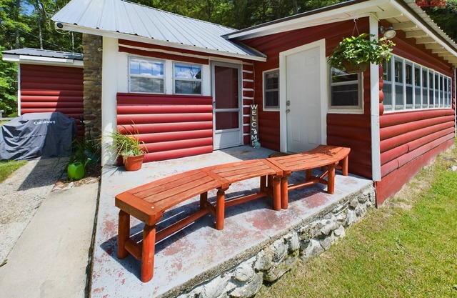 Hemlock Cove: 1 BR, 1 BA Cabin or Bungalow in Wetmore, Sleeps 6