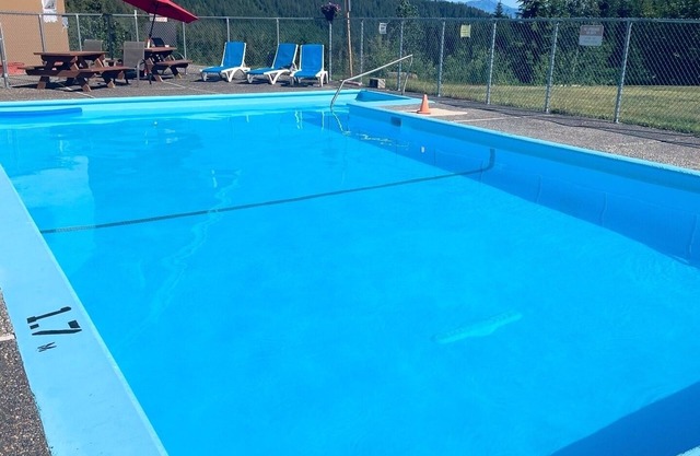 Hemlock Haven | Pool, Hot tub, Sauna, Wi-Fi, BBQ, Games Room, 2Queen, Ski-in/out