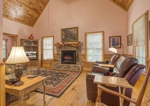 Hemlock Hollow, Pool Access, FREE tickets each paid day, WIFI!