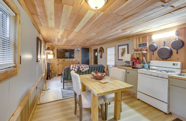 Hemphill Home w/ Community Perks < 1 Mi to Water!