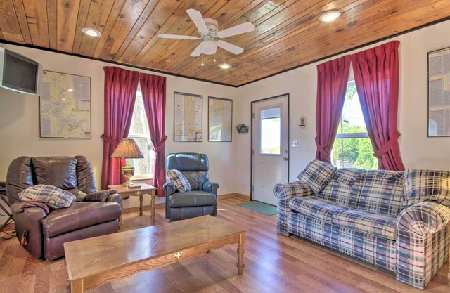 Henderson Getaway: 1 Block to Norfork Lake!