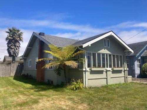 Henderson Hideout Hot Tub and Pet Friendly.