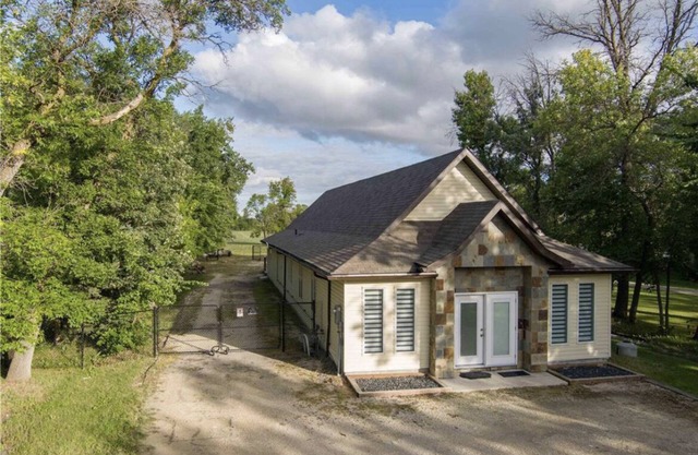 Henderson Homestead on 3 acres - 3 Bed Pet Friendly East St Paul Sleeps 6-10!