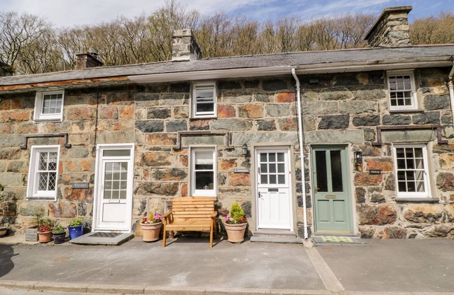 HENFRO, pet friendly, with open fire in Beddgelert