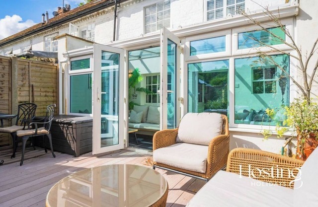 Henley Cottage - 2 Bedrooms & private garden