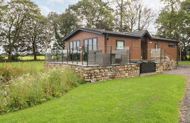 HENRY HAVEN, family friendly, character holiday cottage in Garstang