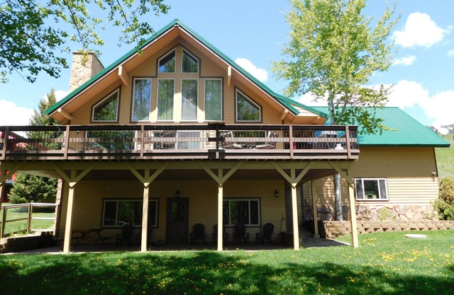 Henry's Lakefront Cabin - 20 miles from YNP - Sleeps 10 with 3 baths