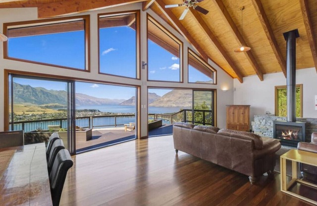 Hensman Heights- family home with outdoor spa pool