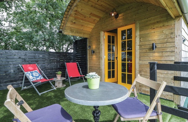 HERCULES SHEPHERD'S HUT, romantic, with open fire in Congresbury