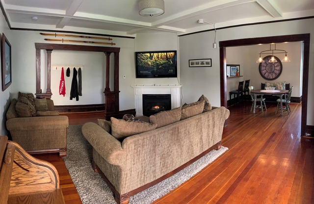 Heritage Apartment w City and Mountain Views