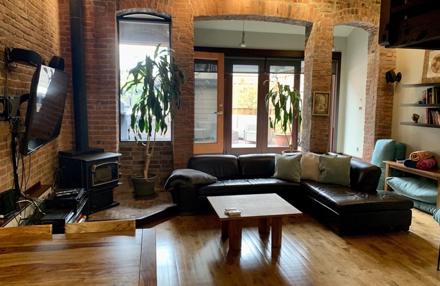 Heritage Gastown Loft w/ Hot Tub & Steam Room