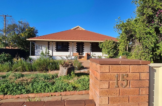 Heritage Home in the middle of town and 3 mins to beach.