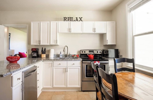 Heritage House -Great Location, Skiing, Walk to Restaurants, Sports Fields, Train. Large rooms