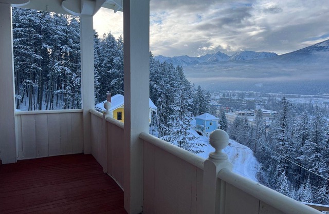 Heritage, Scenic Views & Comfort at Chalet Aemmer