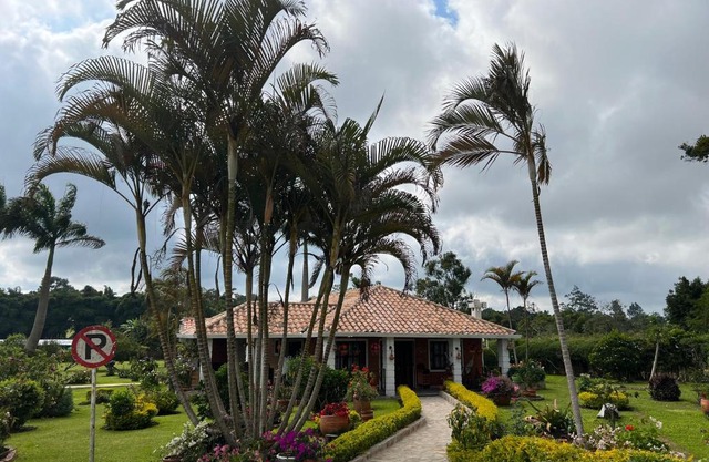 Hermosa Cabana con bonito Jardin y piscina en la Mesa de los Santos