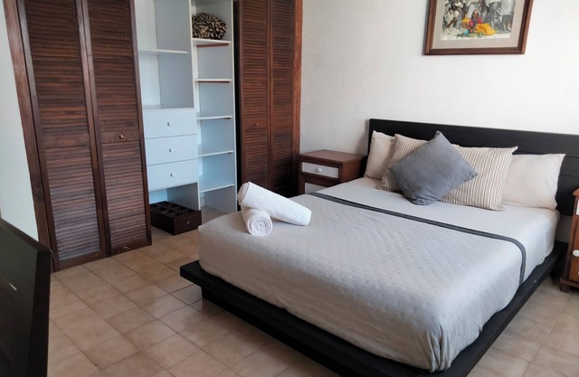Hermosa habitación privada con baño compartido cerca de la UAQ en Querétaro
