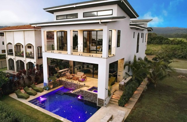 Hermosa Villa Luxury Oceanfront Pool Jacuzzi