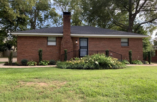 Hernando Retreat! Private, Clean, Spacious and near Hernando Town Square!