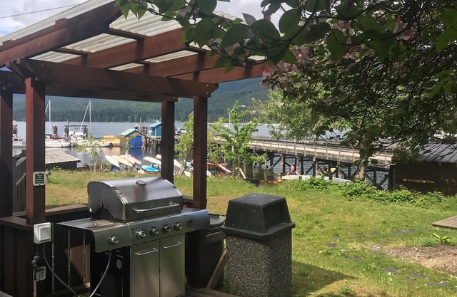 Cabin Heron auf dem Wasser mit Zugang zum Strand