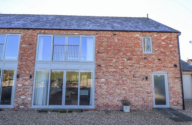 HERON'S DEN, pet friendly, luxury holiday cottage in Horncastle