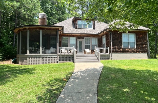 Heron’s Hideaway- Charming cedar home on Lake Martin with flat lot and dock