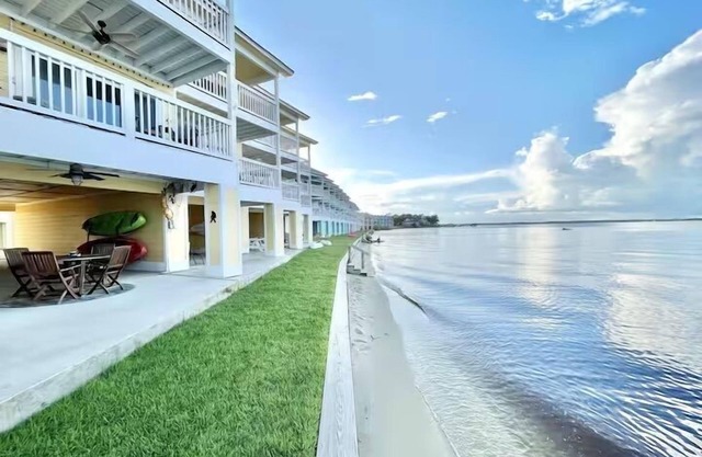Herons Nest: Gorgeous Waterfront Unit with Kayaks!